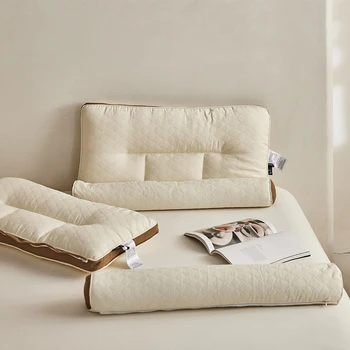 Обеспечьте себе спокойный сон на этой комбинированной подушке с шелухой гречихи и бархатом из хлопковых перьев.